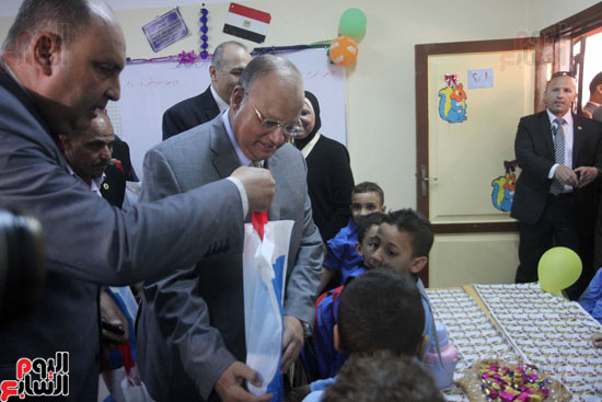 محافظ القاهرة يشارك طلاب مدرسة فى الزاوية تحية العلم (21)