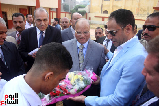 محافظ القاهرة يشارك طلاب مدرسة فى الزاوية تحية العلم (16)