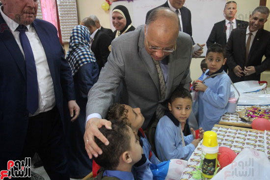 محافظ القاهرة يشارك طلاب مدرسة فى الزاوية تحية العلم (23)