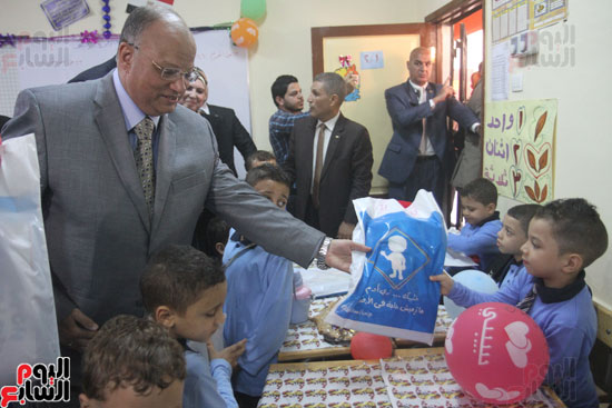 محافظ القاهرة يشارك طلاب مدرسة فى الزاوية تحية العلم (22)