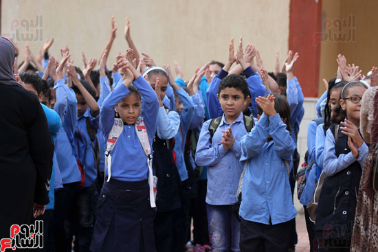 محافظ القاهرة يشارك طلاب مدرسة فى الزاوية تحية العلم (2)