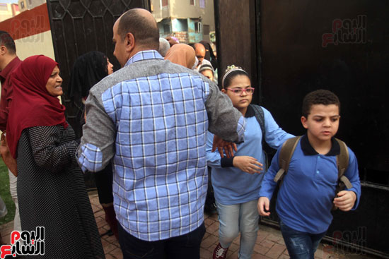 محافظ القاهرة يشارك طلاب مدرسة فى الزاوية تحية العلم (24)