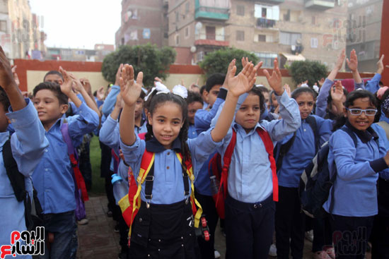 محافظ القاهرة يشارك طلاب مدرسة فى الزاوية تحية العلم (35)