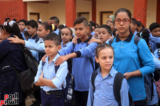 محافظ القاهرة يشارك طلاب مدرسة فى الزاوية تحية العلم (28)