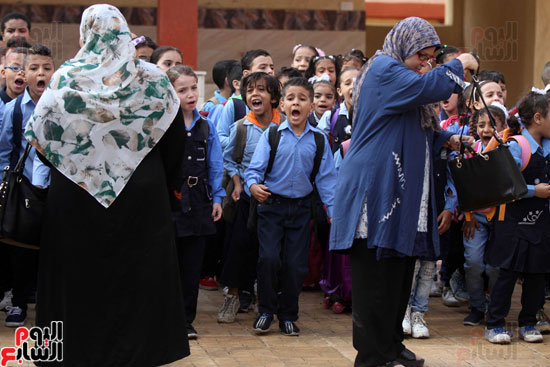 محافظ القاهرة يشارك طلاب مدرسة فى الزاوية تحية العلم (36)