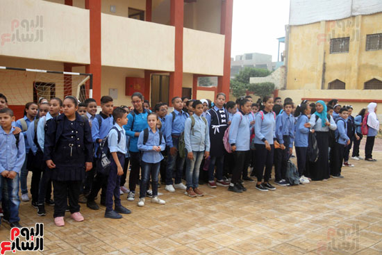 محافظ القاهرة يشارك طلاب مدرسة فى الزاوية تحية العلم (26)