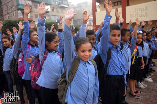 محافظ القاهرة يشارك طلاب مدرسة فى الزاوية تحية العلم (34)