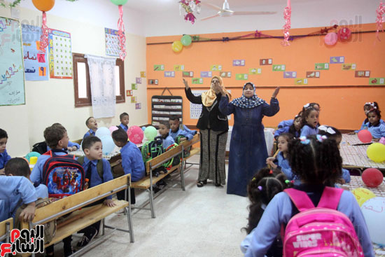 محافظ القاهرة يشارك طلاب مدرسة فى الزاوية تحية العلم (18)