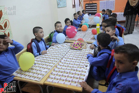 محافظ القاهرة يشارك طلاب مدرسة فى الزاوية تحية العلم (17)
