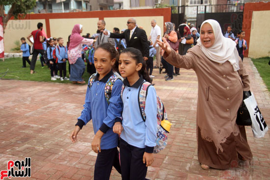 محافظ القاهرة يشارك طلاب مدرسة فى الزاوية تحية العلم (25)
