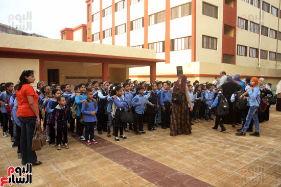 محافظ القاهرة يشارك طلاب مدرسة فى الزاوية تحية العلم (29)