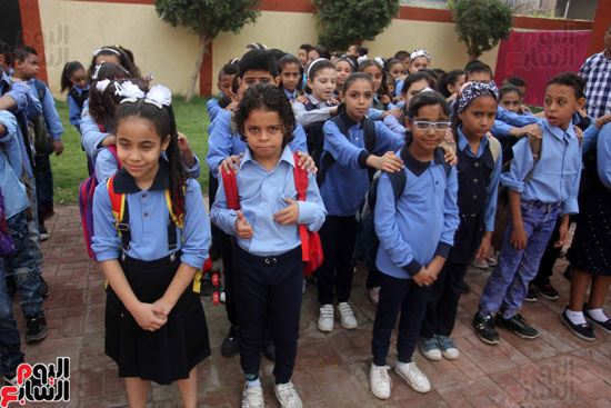 محافظ القاهرة يشارك طلاب مدرسة فى الزاوية تحية العلم (30)