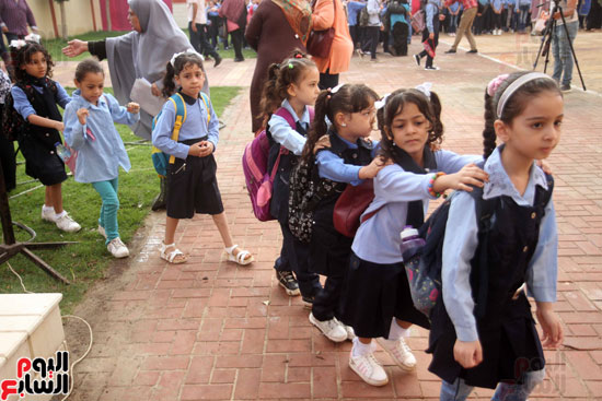 محافظ القاهرة يشارك طلاب مدرسة فى الزاوية تحية العلم (33)