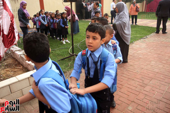 محافظ القاهرة يشارك طلاب مدرسة فى الزاوية تحية العلم (32)