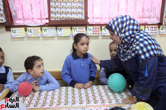 محافظ القاهرة يشارك طلاب مدرسة فى الزاوية تحية العلم (20)