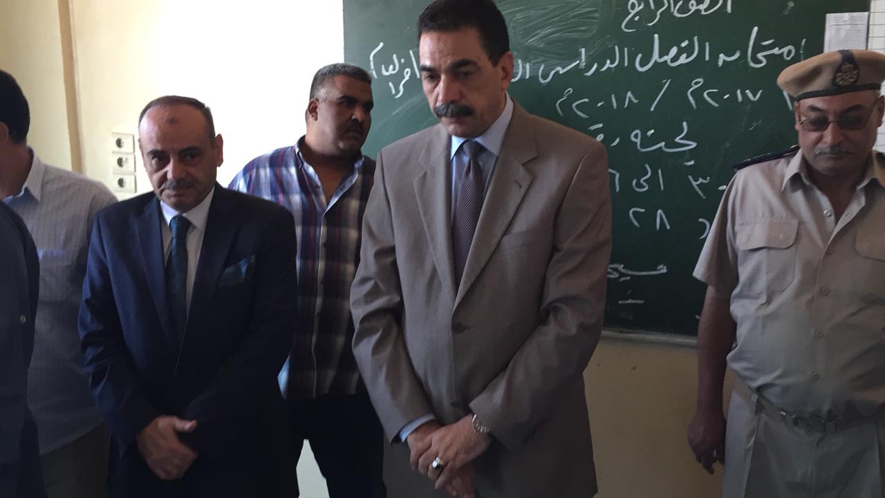 مدير أمن سوهاج يوزع أدوات مدرسية على طلاب نجع العرب (12)