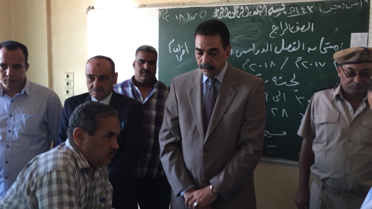 مدير أمن سوهاج يوزع أدوات مدرسية على طلاب نجع العرب (1)