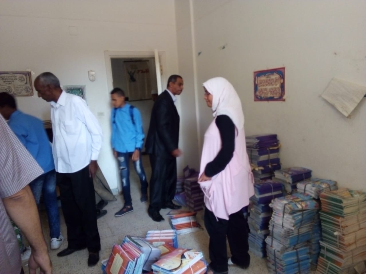 طابور الصباح وتوزيع الكتب بمدارس الاقصر (15)