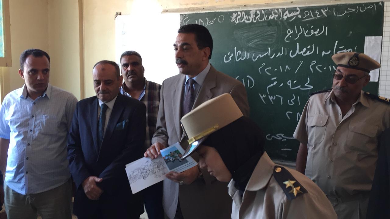 مدير أمن سوهاج يوزع أدوات مدرسية على طلاب نجع العرب (20)