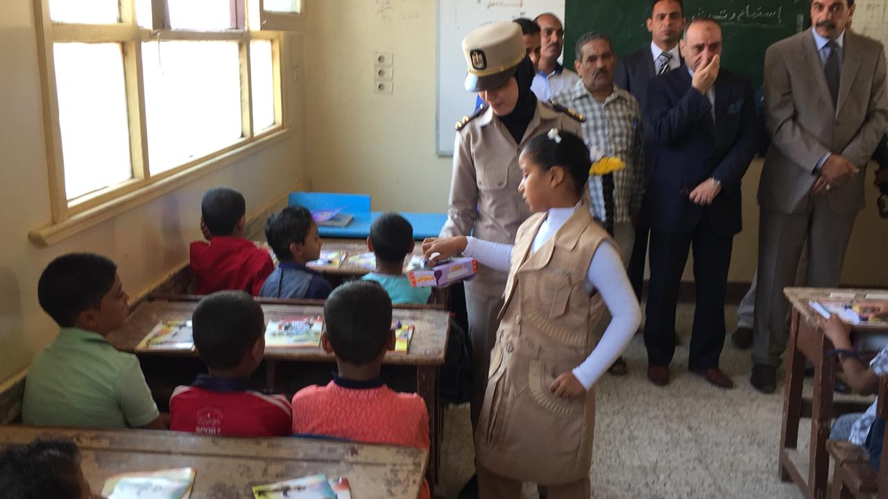مدير أمن سوهاج يوزع أدوات مدرسية على طلاب نجع العرب (19)
