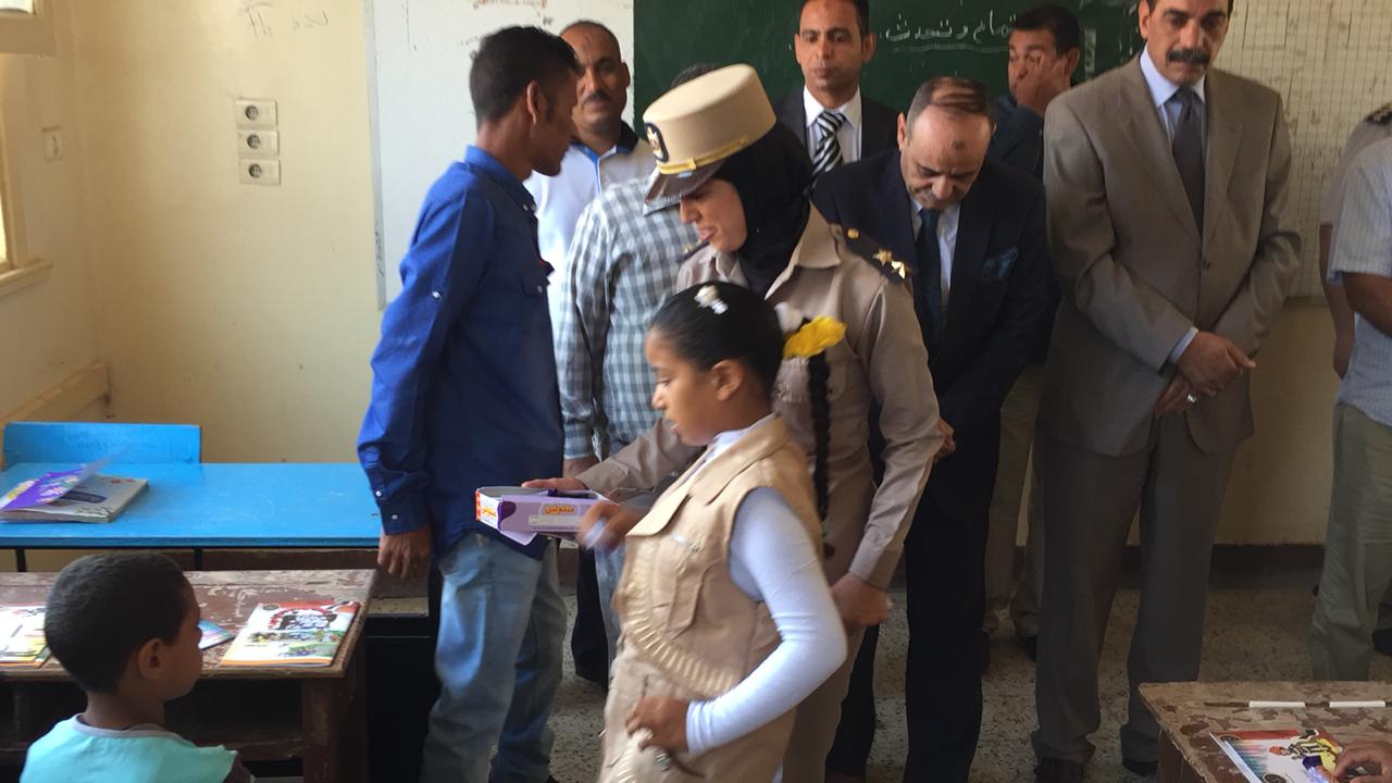 مدير أمن سوهاج يوزع أدوات مدرسية على طلاب نجع العرب (4)