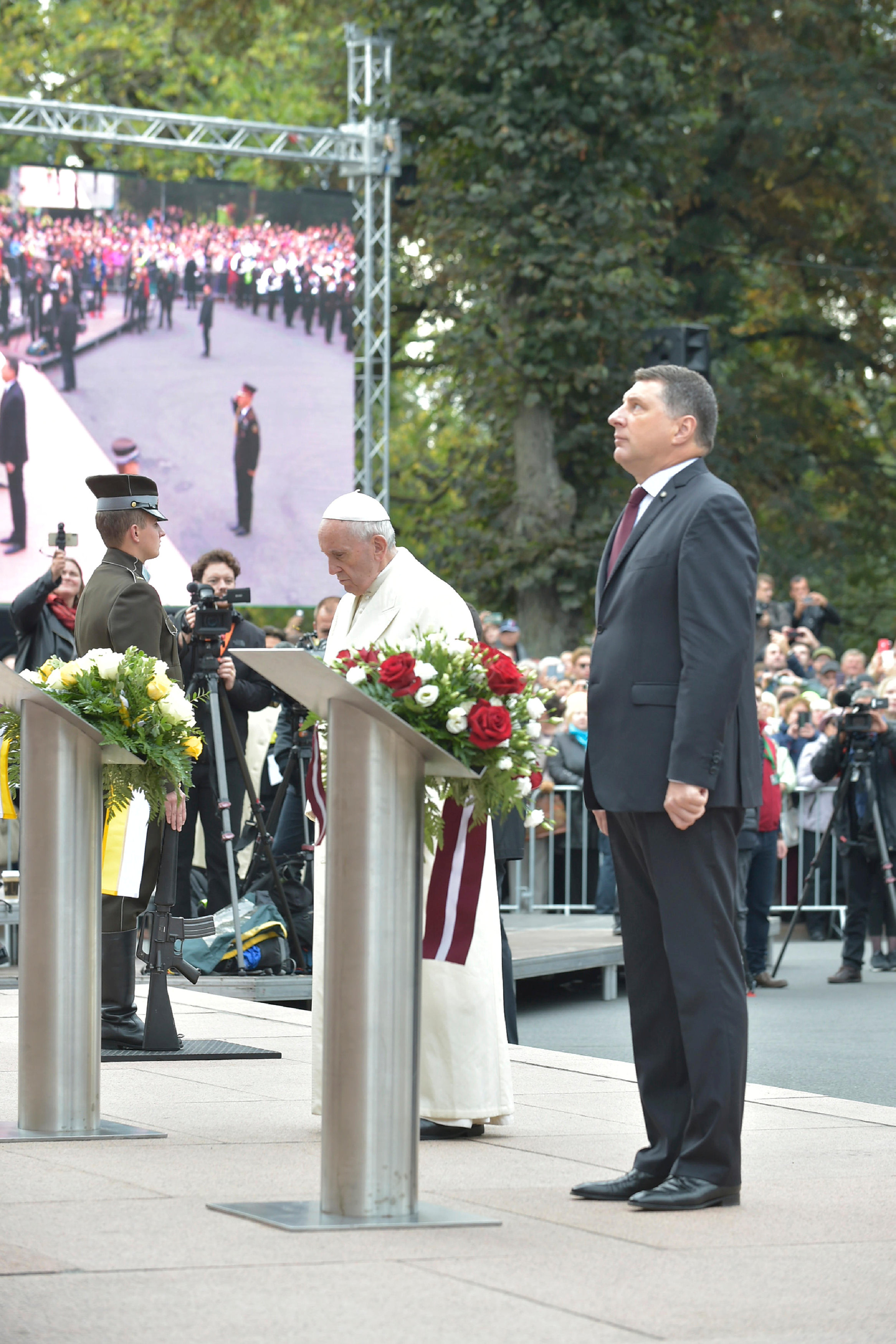 البابا ورئيس لاتفيا اثناء وضع الزهور على نصب الحرية