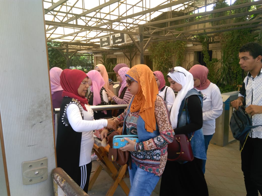 تفتيش لحقائب الطلاب وبوابات إليكترونية على بوابات جامعة عين شمس (5)
