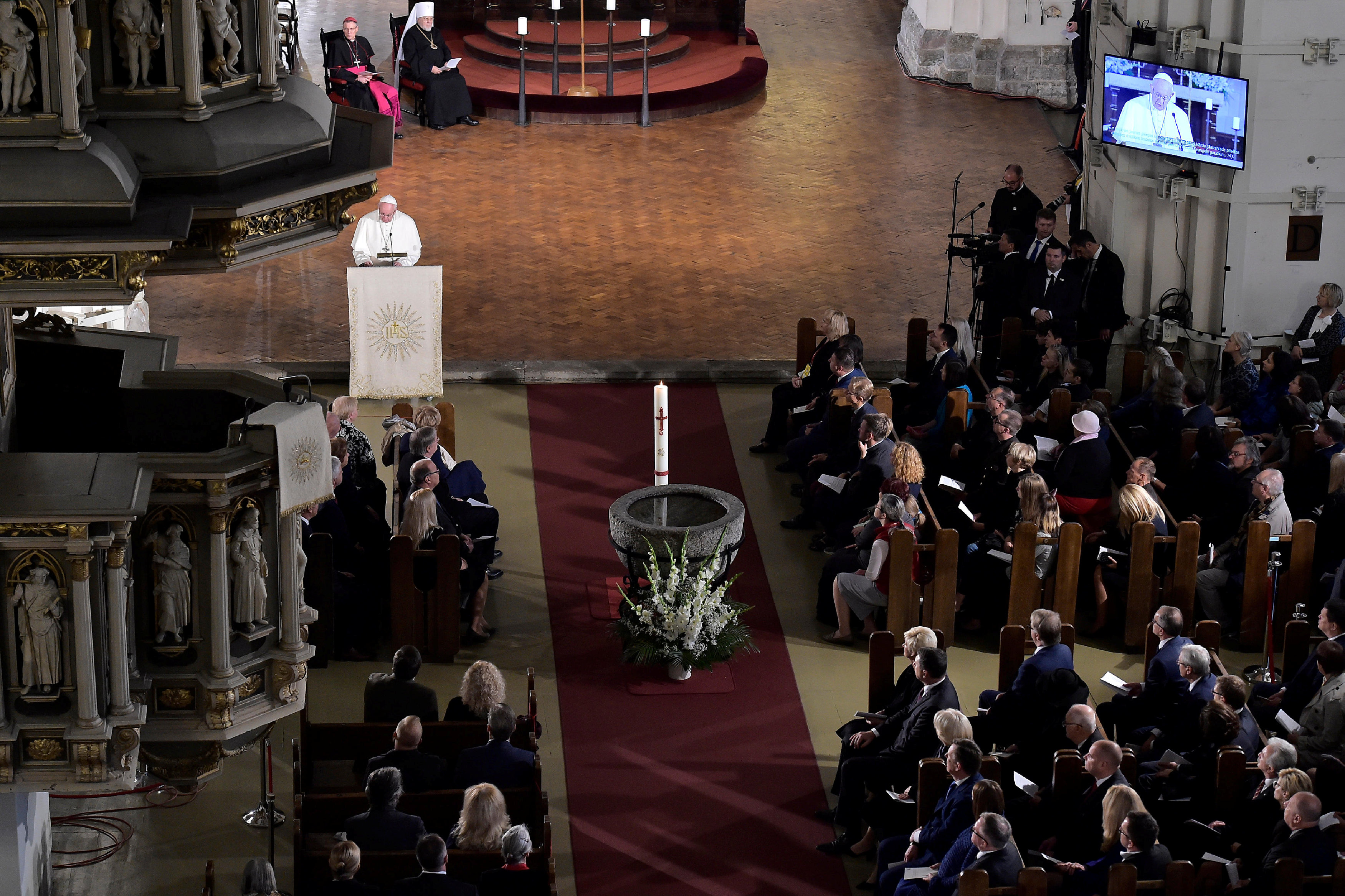 البابا فرانسيس يحضر خدمة كنيسة مسكونية فى كاتدرائية ريجا دوم