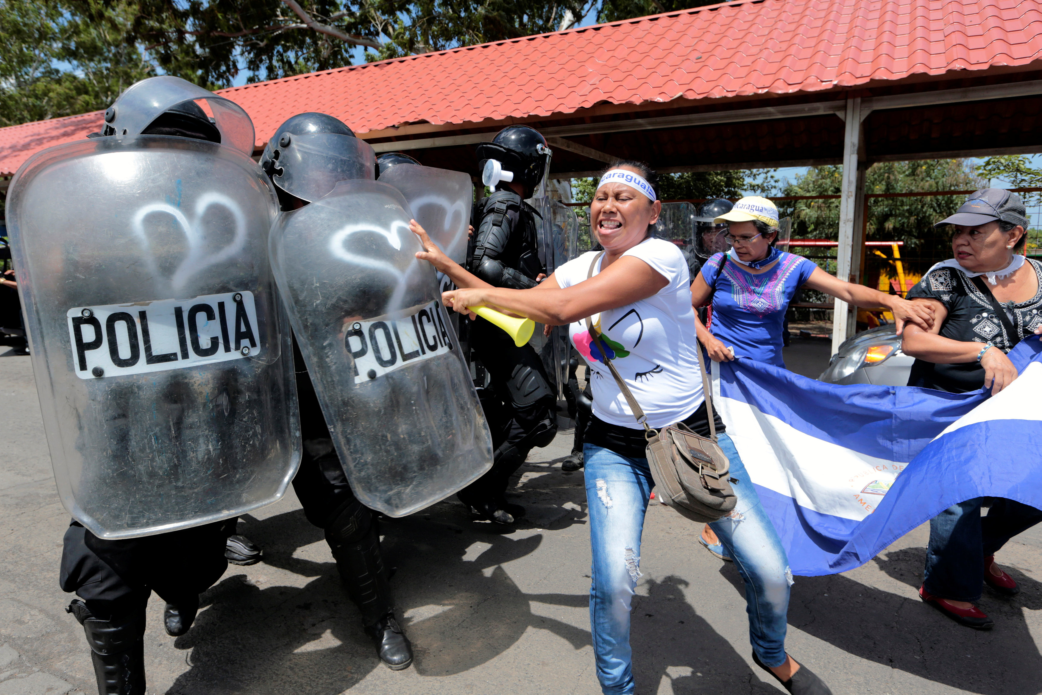 جانب من الاشتباكات بين الشرطة ومتظاهرين 