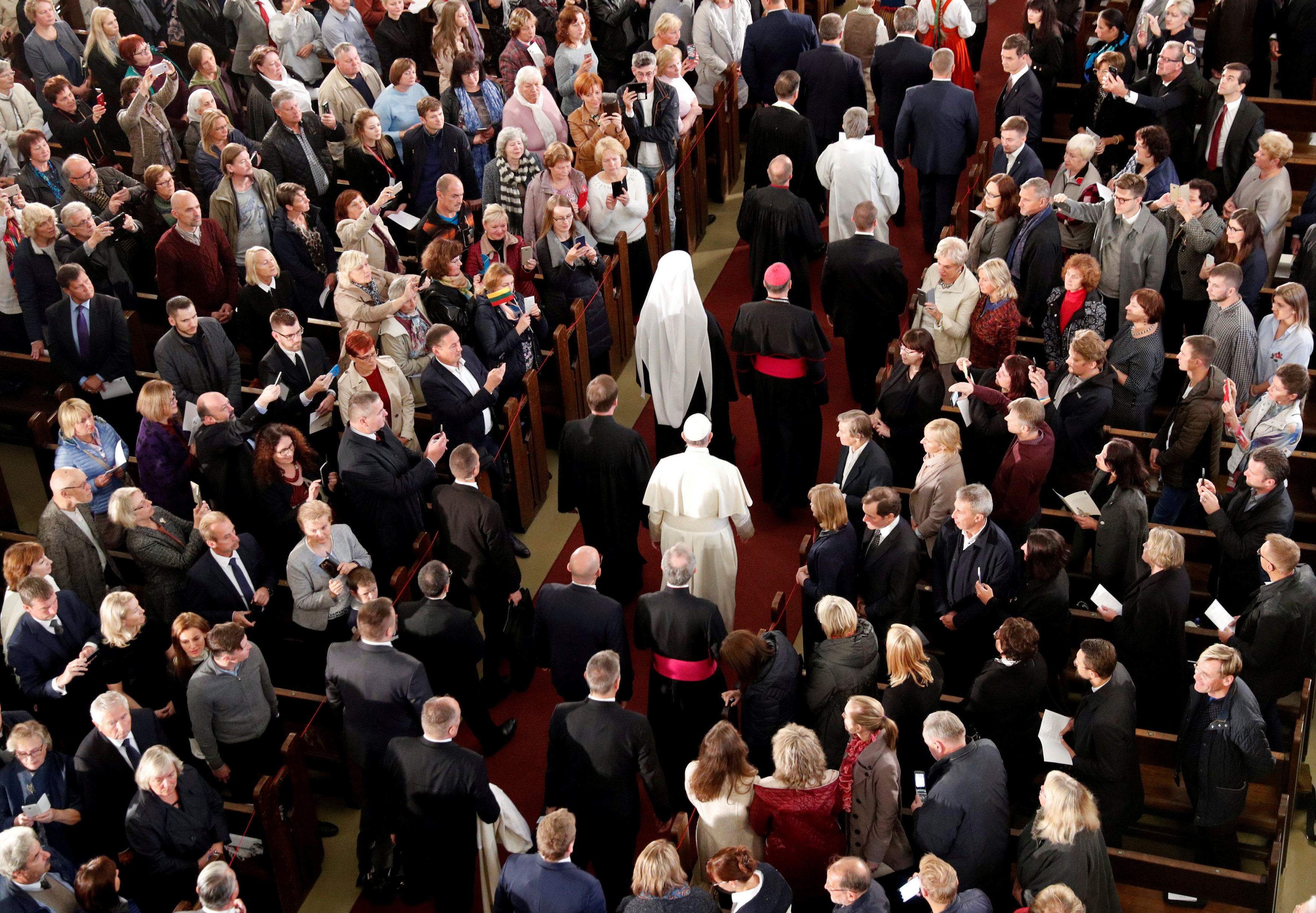 البابا وسط مريديه فى الذكرى المئوية لاستقلال دول البلطيق