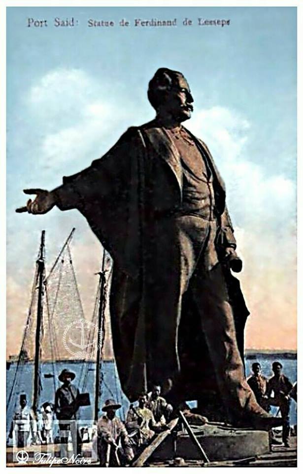 تمثال دي لسيبس قبل وضعه على القاعدة