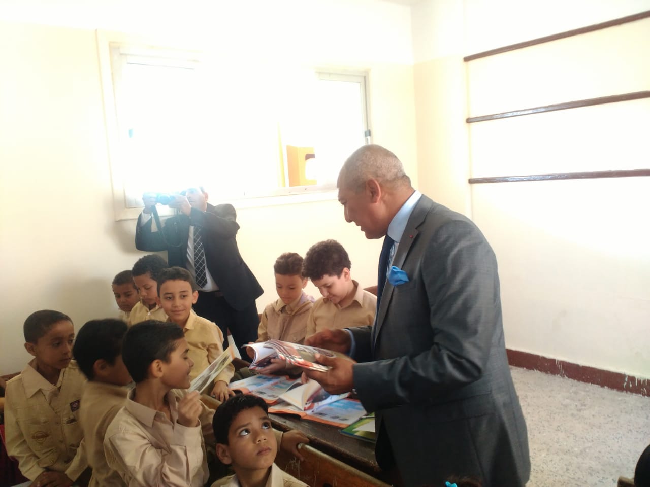 اللواء هشام نصر يوزع هدايا الوزارة على تلاميذ الابتدائي