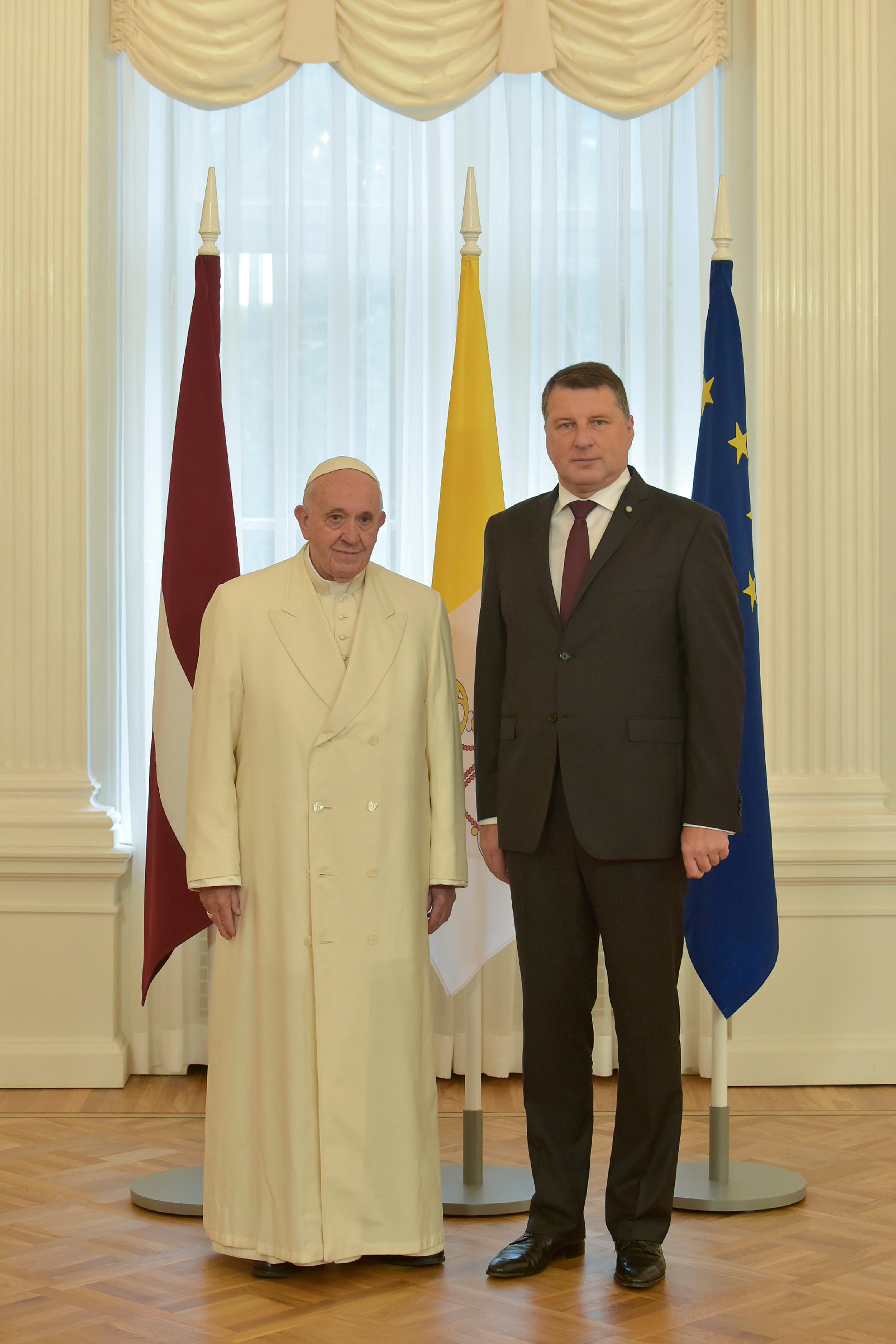 صورة تذكارية للبابا فرنسيس ورئيس لاتفيا