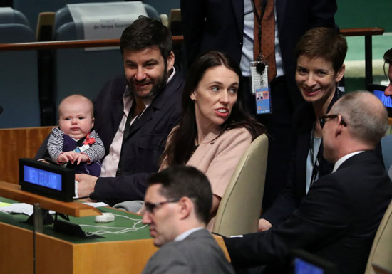 اصطحاب رئيسة وزراء نيوزيلندا طفلها 