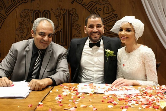 المأذون الشرعى أشرف موسى مع عروسين