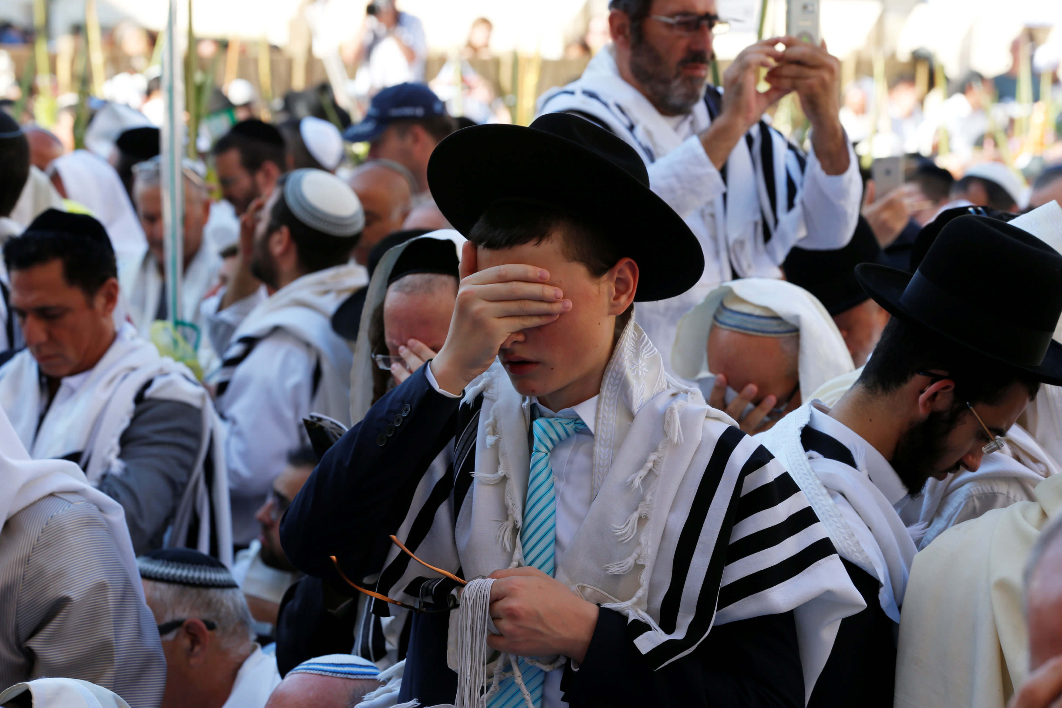 مصلون يهود يحتشدون أمام حائط المبكى احتفالا بسكوت