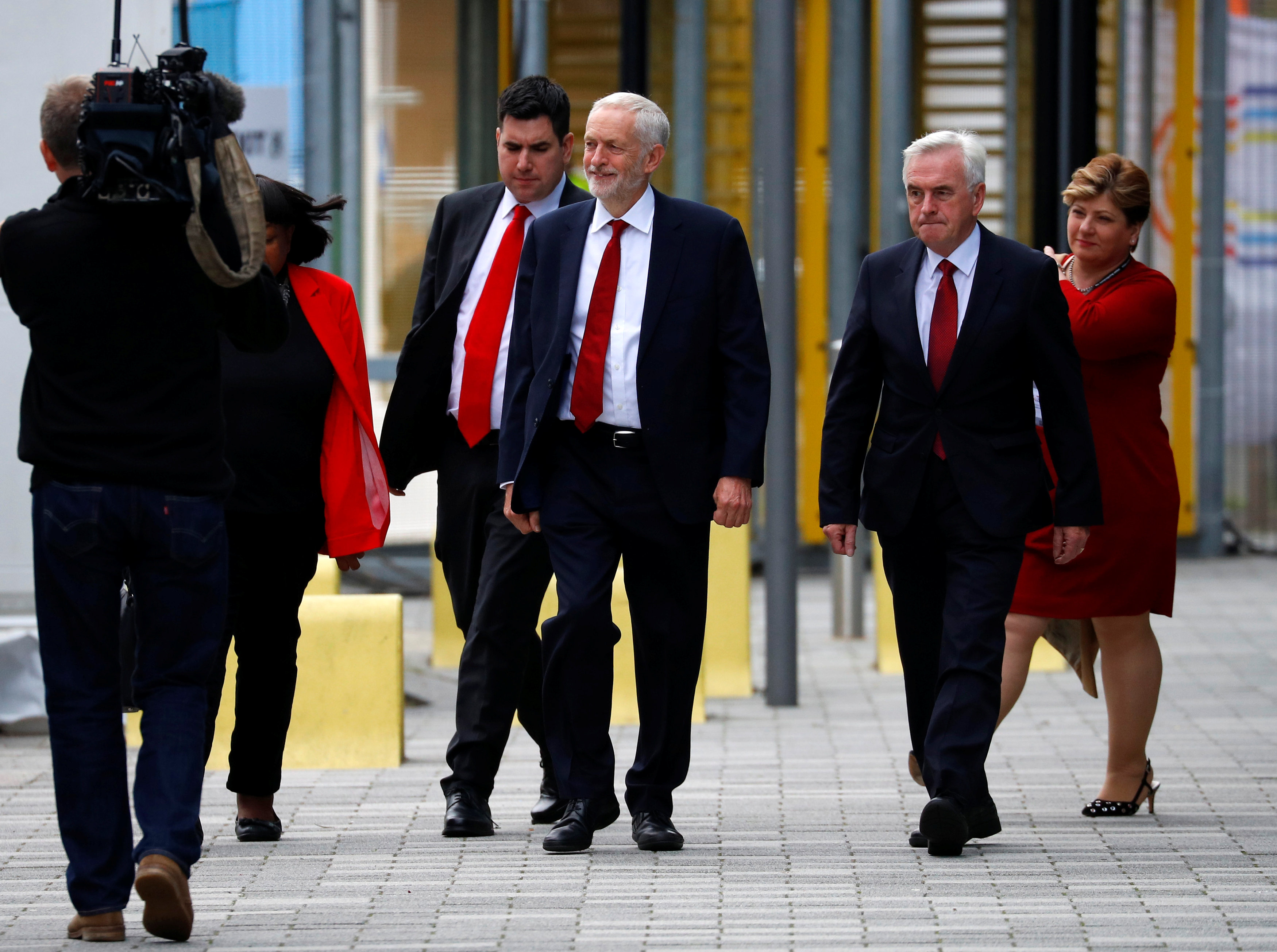 زعيم حزب العمال البريطانى فى طريقه إلى المؤتمر