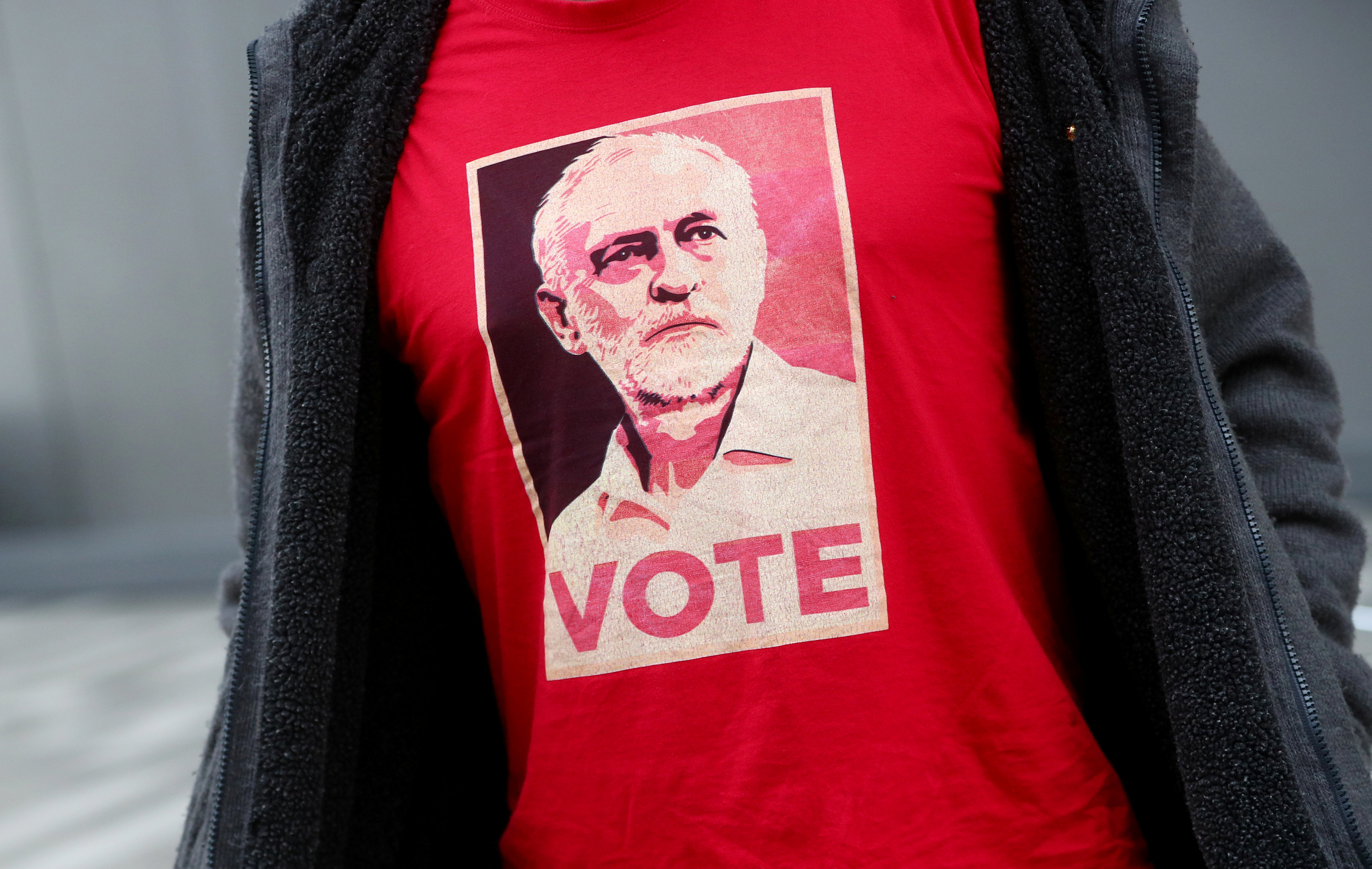 صورة كوربين تتصدر قميص أحد مؤيدى حزب العمال