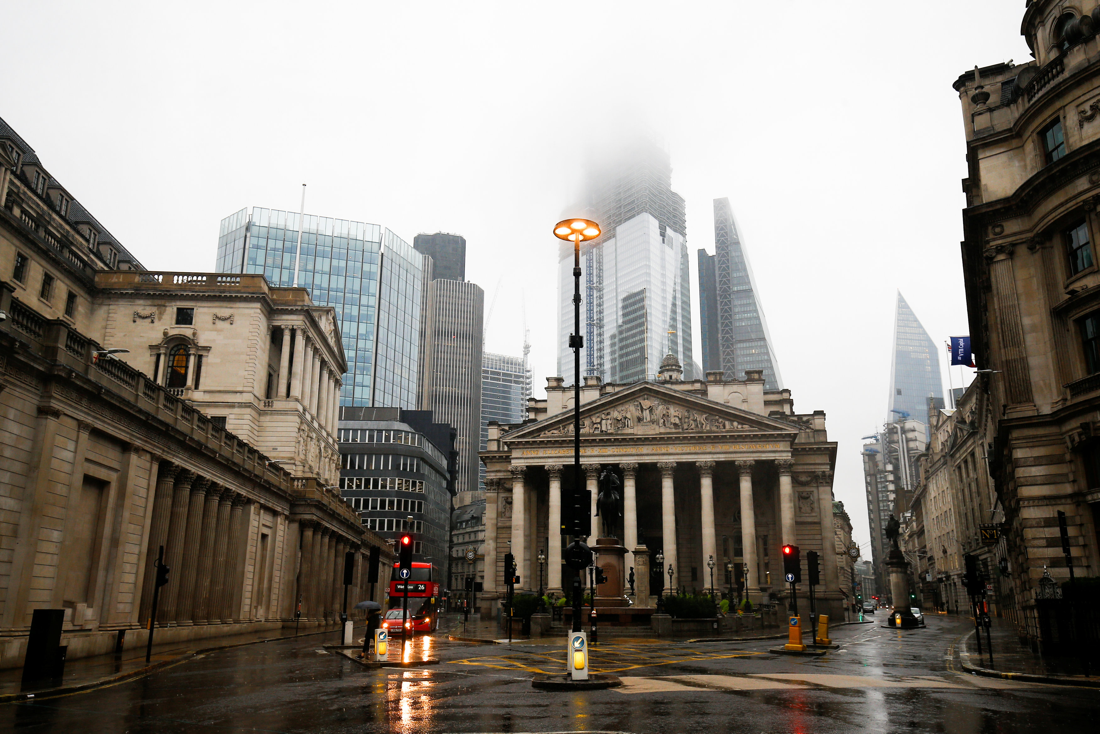 يوم ممطر بالحى المالى فى العاصمة البريطانية