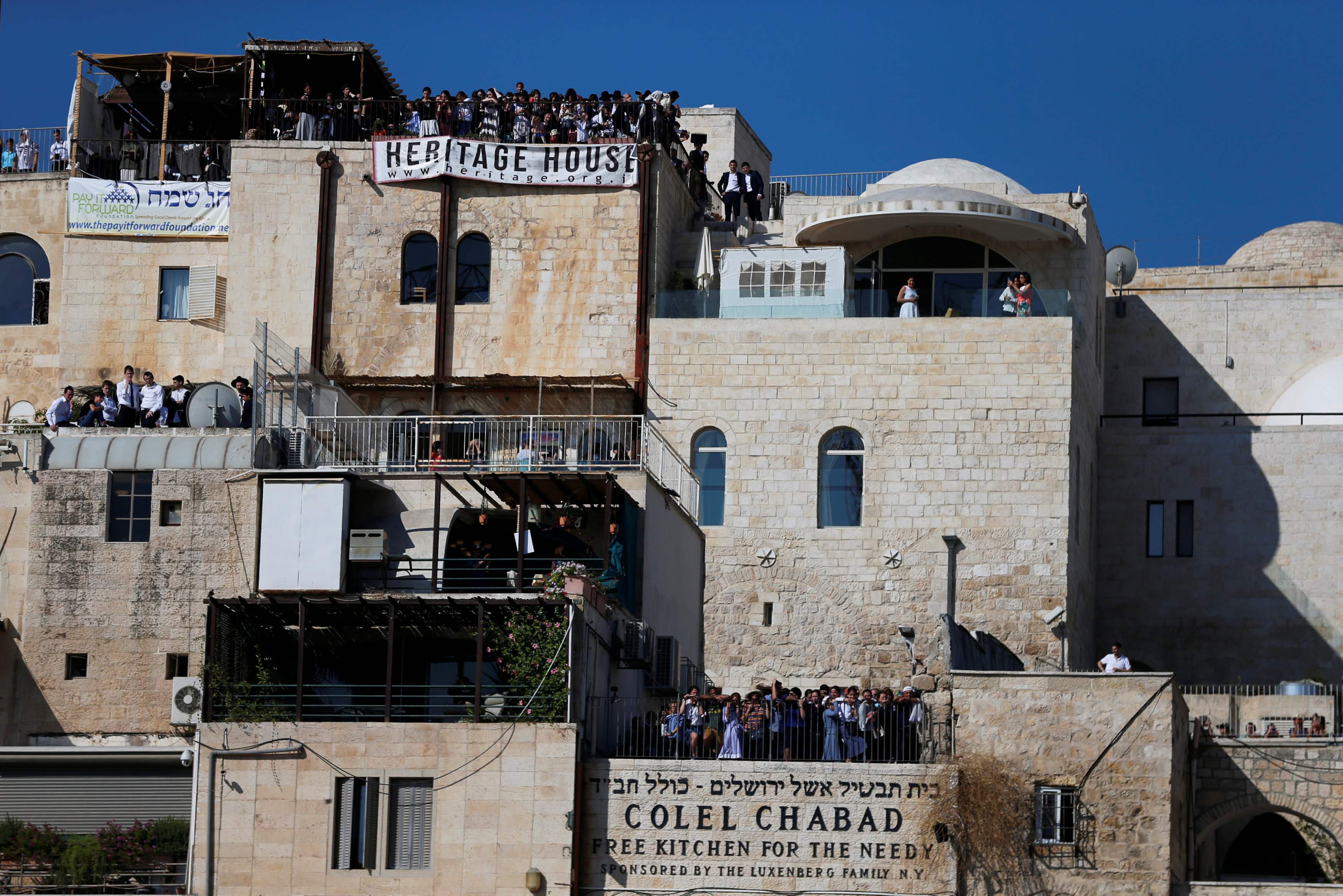 يهود يتابعون بالاحتفالات من شوارف منازلهم