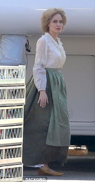 أنجلينا جولى خلال كواليس فيلمها الجديد 2