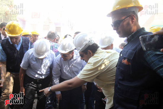 وزير البترول ومحافظ الجيزة يطلقان أول شعلة غاز طبيعى للمنازل بالعياط (24)