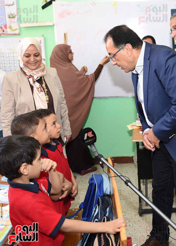 زيارة رئيس الوزراء لمدرسة الشروق الرسمية بسوهاج الجديدة  (11)