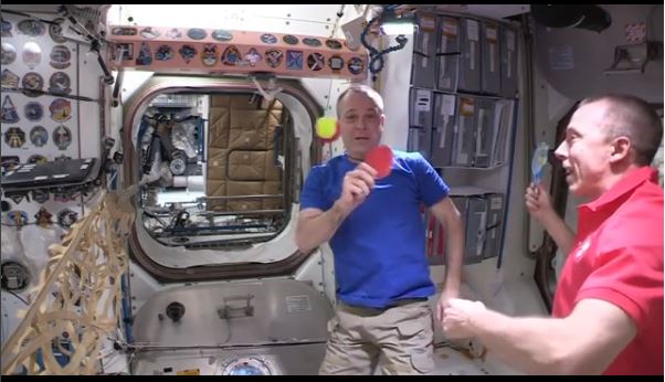 رواد فضاء يلعبون التنس فى الفضاء