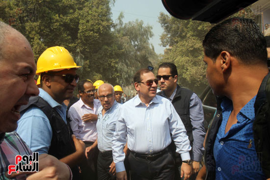 وزير البترول ومحافظ الجيزة يطلقان أول شعلة غاز طبيعى للمنازل بالعياط (19)