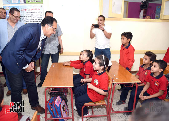 زيارة رئيس الوزراء لمدرسة الشروق الرسمية بسوهاج الجديدة  (21)
