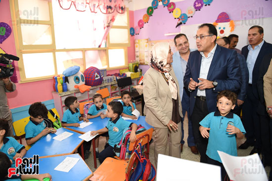 زيارة رئيس الوزراء لمدرسة الشروق الرسمية بسوهاج الجديدة  (3)