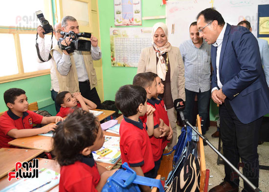 زيارة رئيس الوزراء لمدرسة الشروق الرسمية بسوهاج الجديدة  (13)