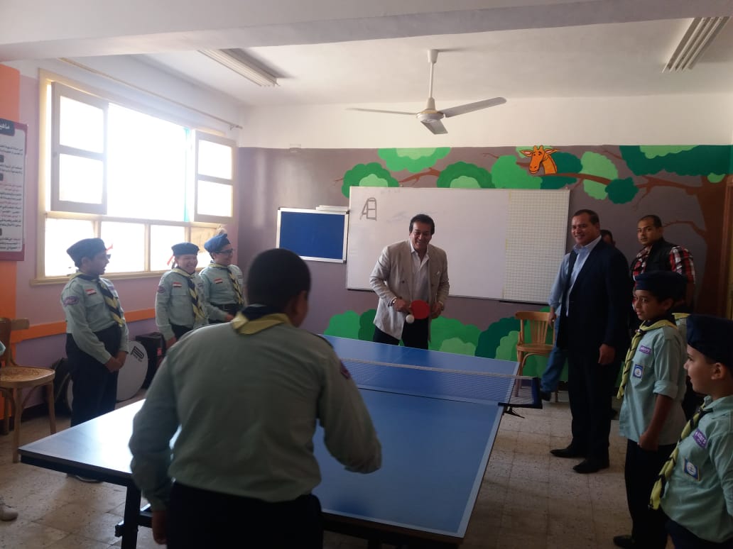 وزير التعليم العالى يلعب تنس الطاولة مع طلاب مدرسة الشروق  (1)