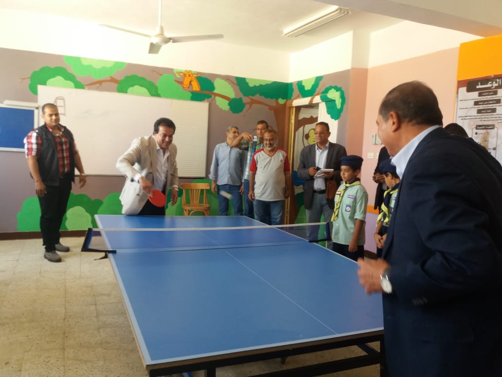 وزير التعليم العالى يلعب تنس الطاولة مع طلاب مدرسة الشروق  (3)